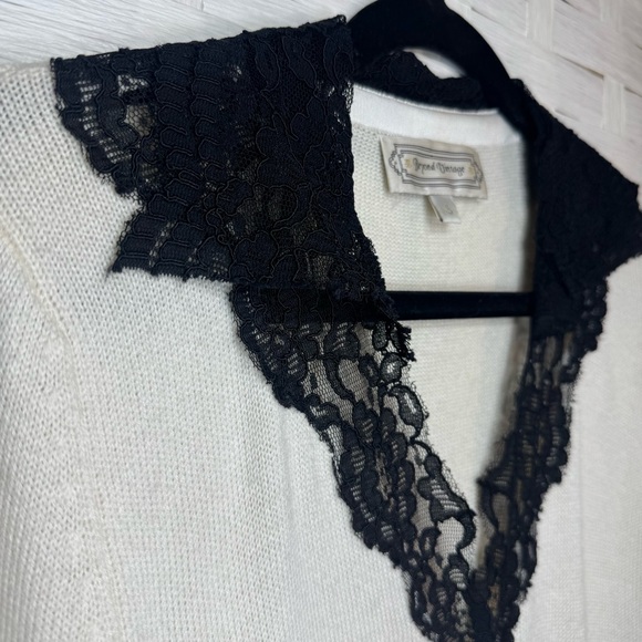 Beyond Vintage Cream Snap Closure with Lace Detail Lightweight Sweater Size S - Picture 5 of 13